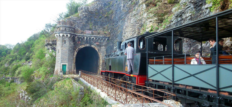 Dames au volant et train vapeur