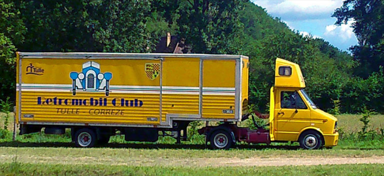 Castelnaud, camion jaune et caravanes
