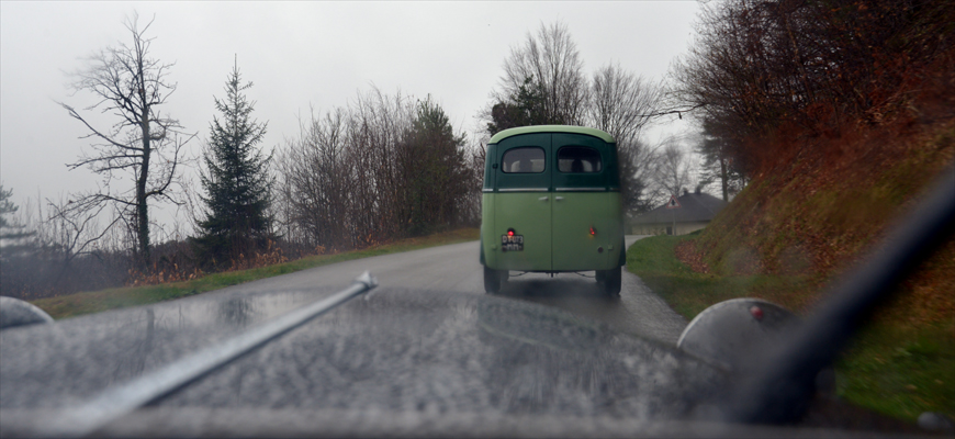 En Traction derrière un Chenard