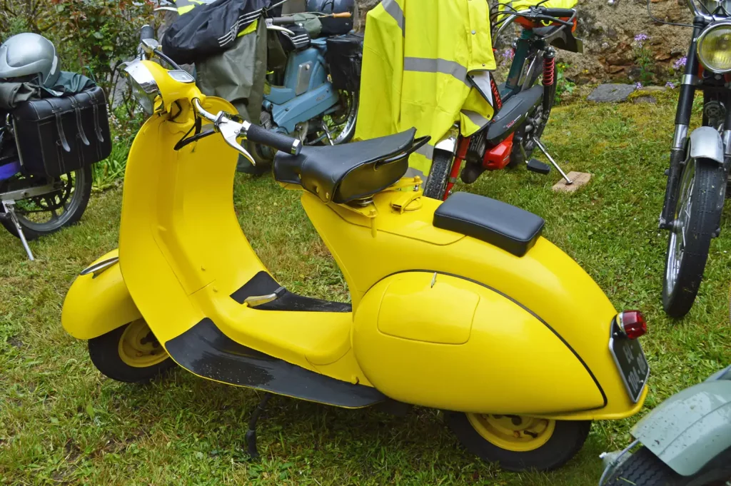 vespa jaune