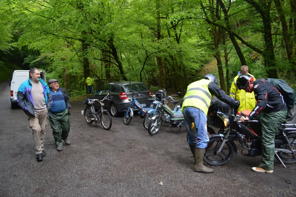 Les promeneurs intrigués par les pétarous du Rétromobil