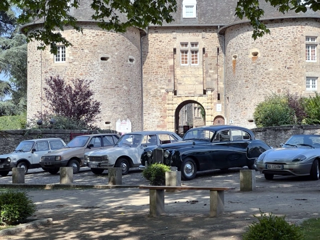 Autos ancienne devant le château de Pompadour
