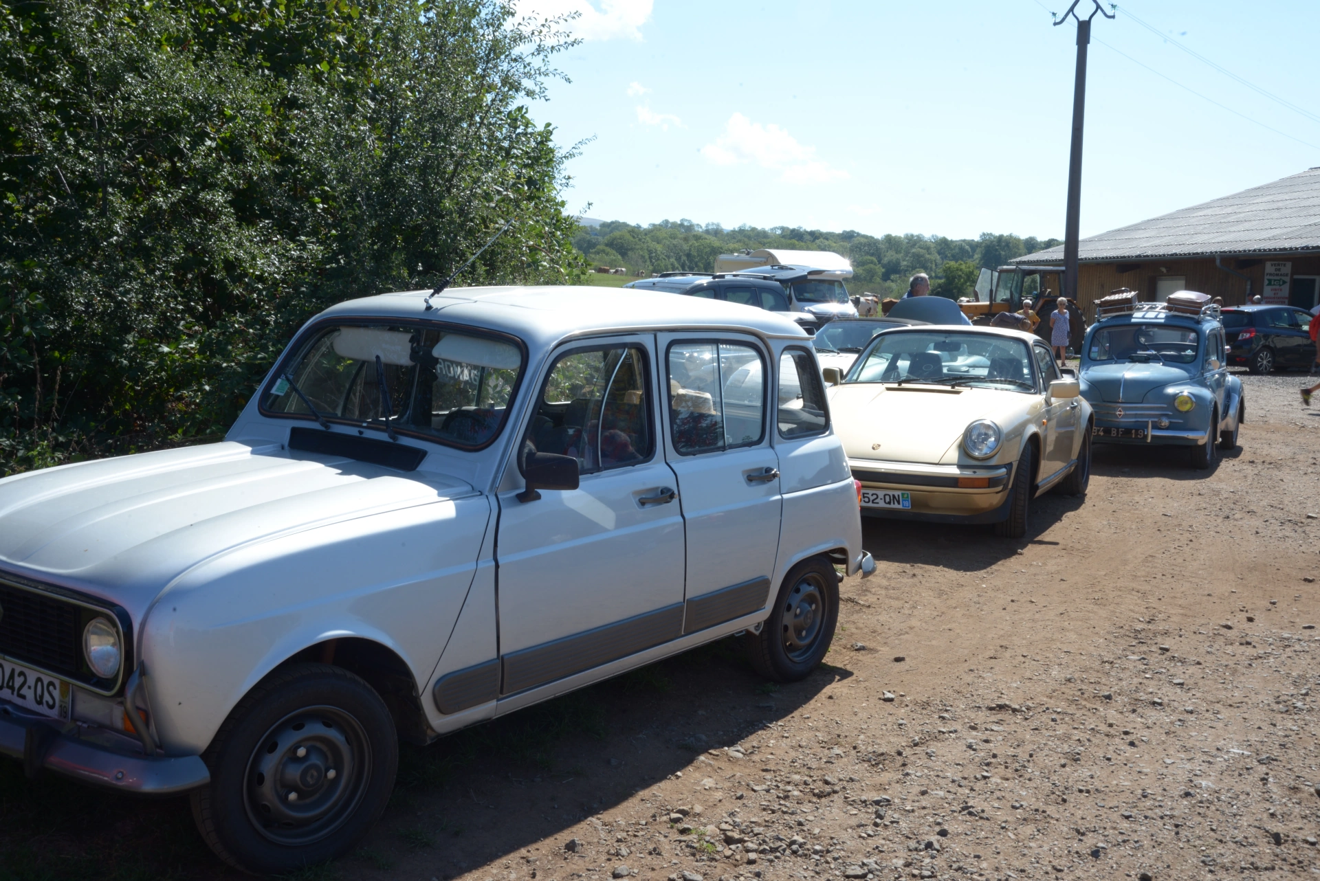 Cantal Renault 4 et Porche 911