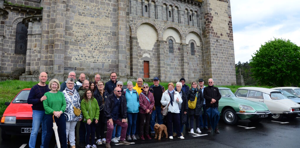 le groupe devant l'église de Saint-Nectaire